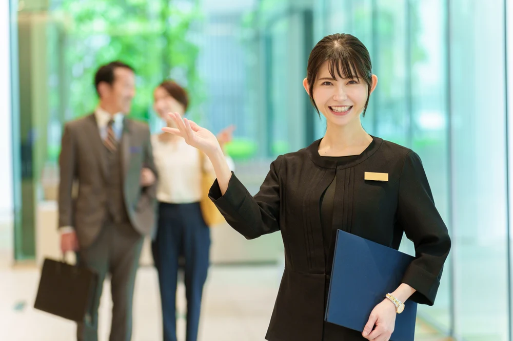 来訪者を案内するスタッフのイメージ