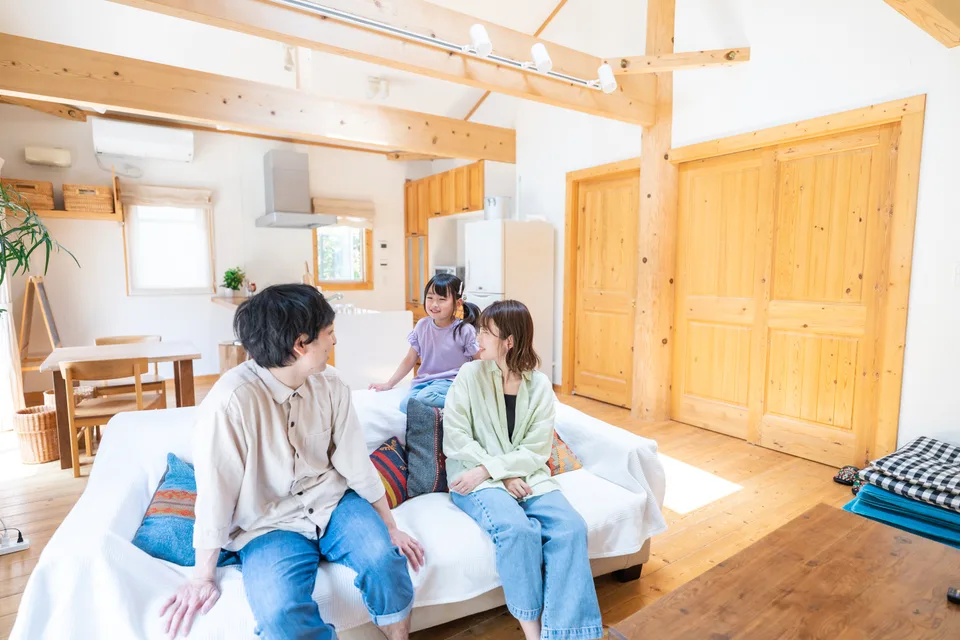 木のぬくもりのある住まいで過ごす家族